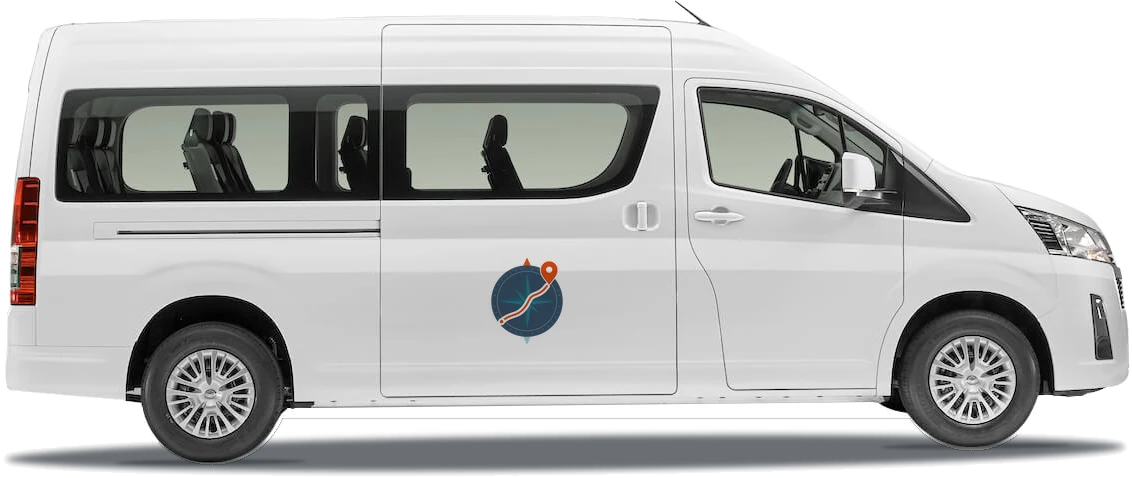Toyota Hiace 2021 de Ruta 12 con bicicletas y equipaje en la rejilla